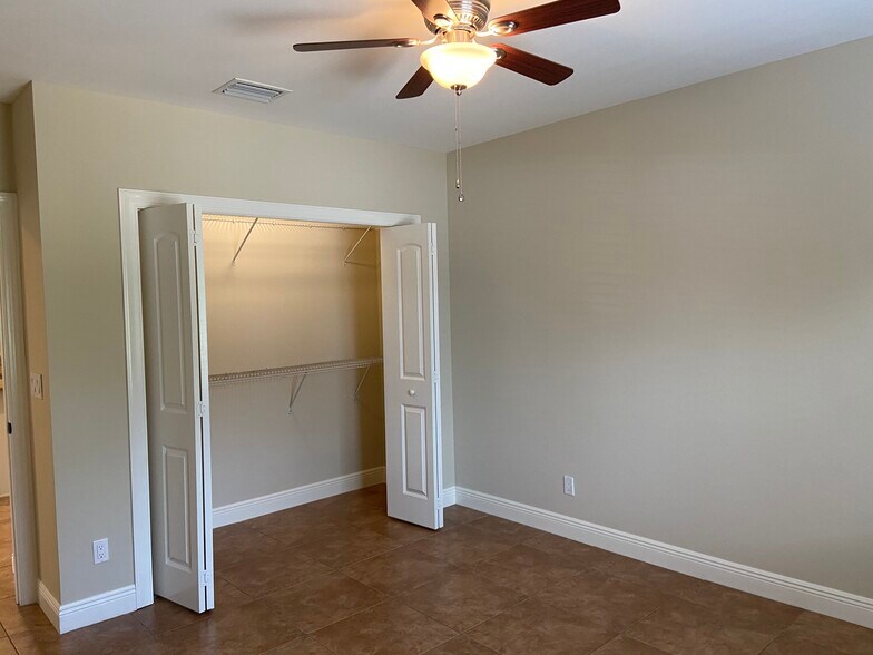 Building Photo - 4412 Vanda Dr