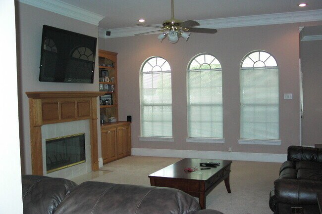 Building Photo - Spacious home in Woodlawn Estates