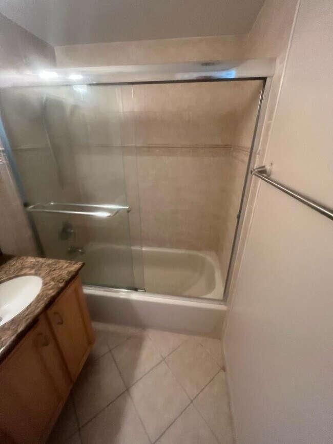 Building Photo - 924 SE 2nd St