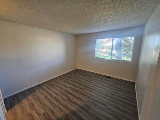 Building Photo - FREE November Rent and 43" TV!  Ground-Lev...