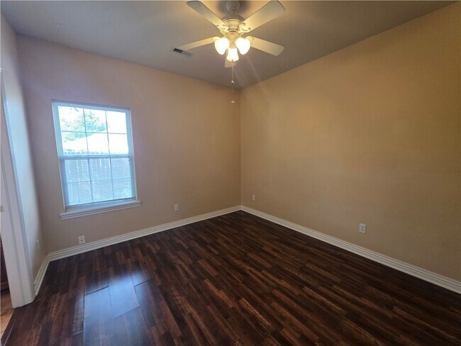 Building Photo - 302 Cross Creek Dr