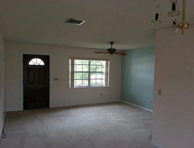 Building Photo - CUTE & COZY!  2 BEDROOM / 2 BATH / 2 CAR GARAGE W/ HUGE YARD (DELTONA)