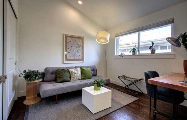 Building Photo - High End LOHI Townhome Available in June!