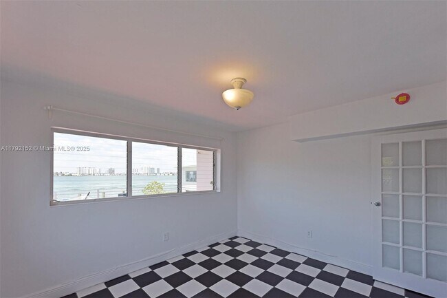 Building Photo - 2250 Bay Dr