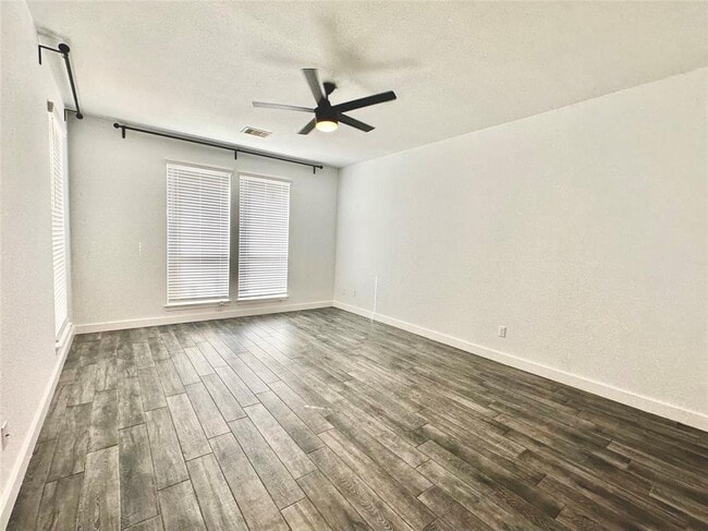 Building Photo - 901 Bethpage Dr