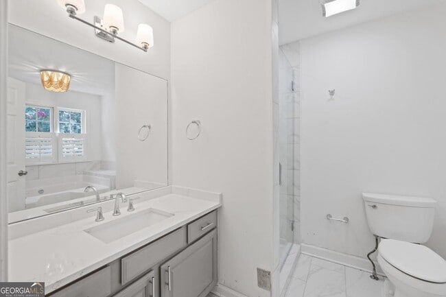 Building Photo - 1410 Club Dr