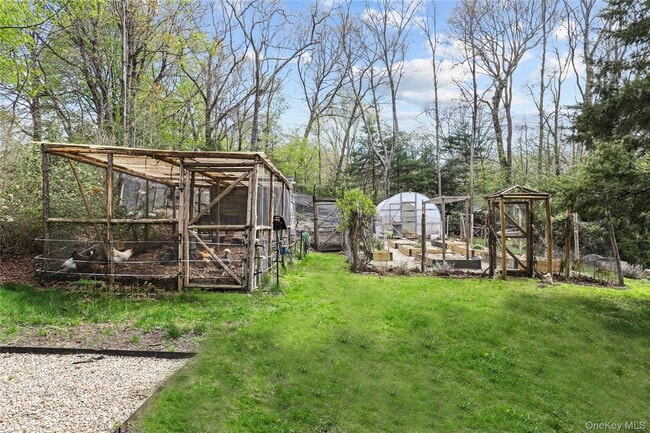 Building Photo - 10 Upland Rd N