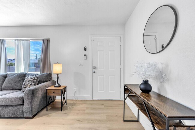 Building Photo - 1510 W 7th Dr