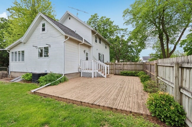 Building Photo - Charming 3-Bedroom Home for Rent in Lake M...