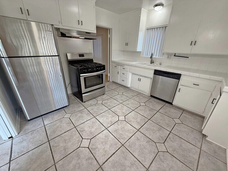 Building Photo - 833 S Plymouth Blvd