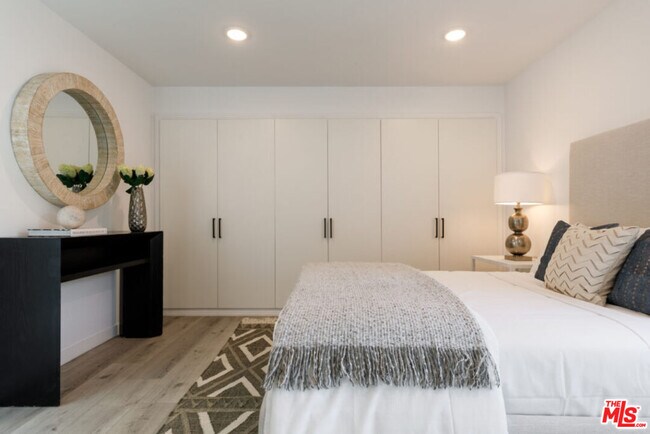 Building Photo - 846 N Alta Vista Blvd