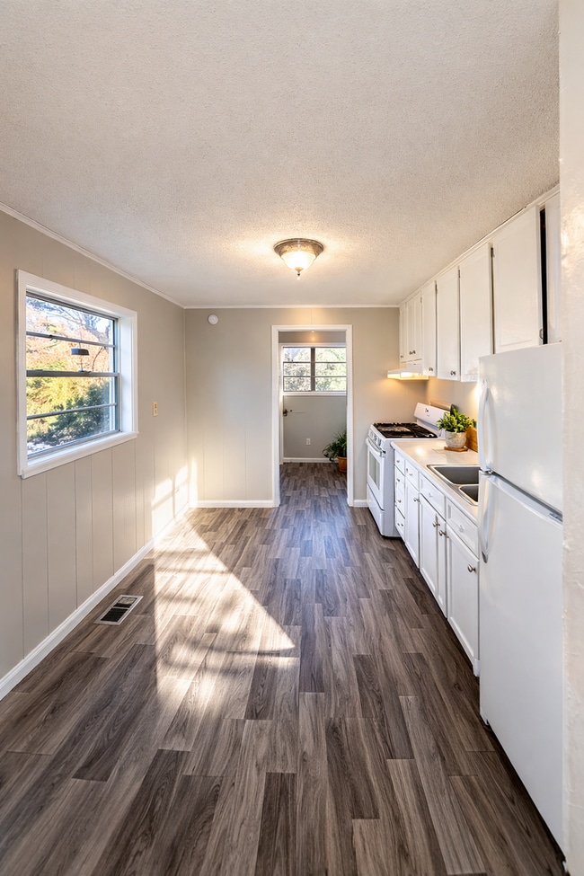 Building Photo - 1301 19th Pl SW