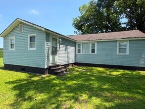 Building Photo - 3 Bedroom, 1 Bath Home