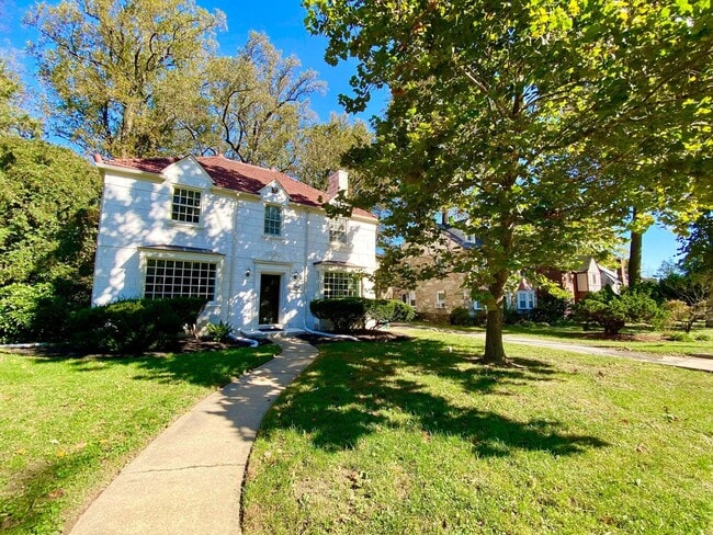 Building Photo - Stunning 4 Bed/3.5 Bath Historic Home - Be...