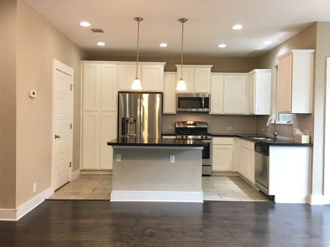 Building Photo - BEAUTIFUL TOWNHOUSE IN CRESTVIEW
