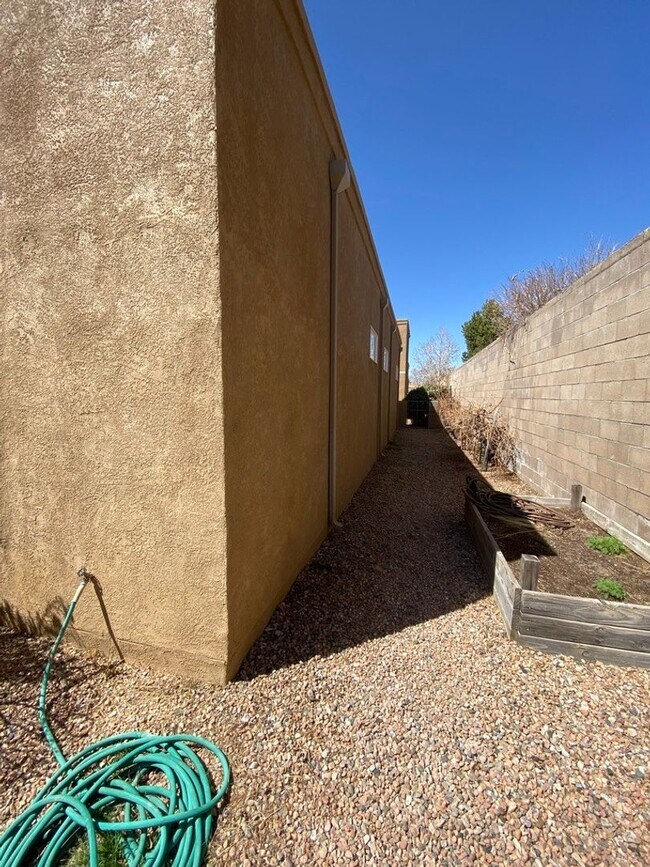 Building Photo - Beautiful 4 bedroom 3.75 bath in gated com...