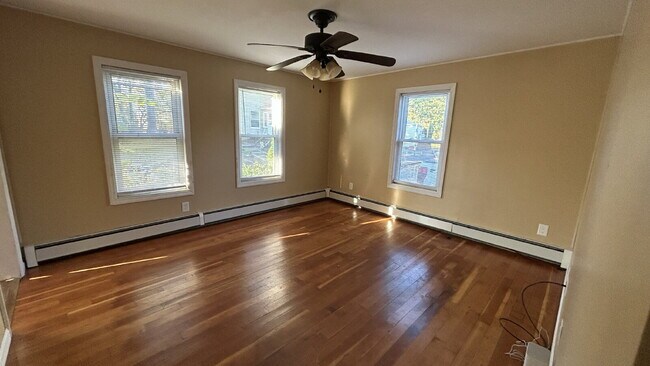 Building Photo - Newly updated, bright and spacious 2 bed/1...