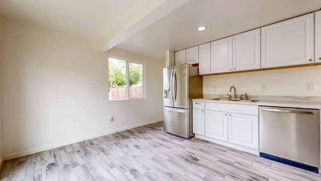 Building Photo - 2113 Dennis Ln