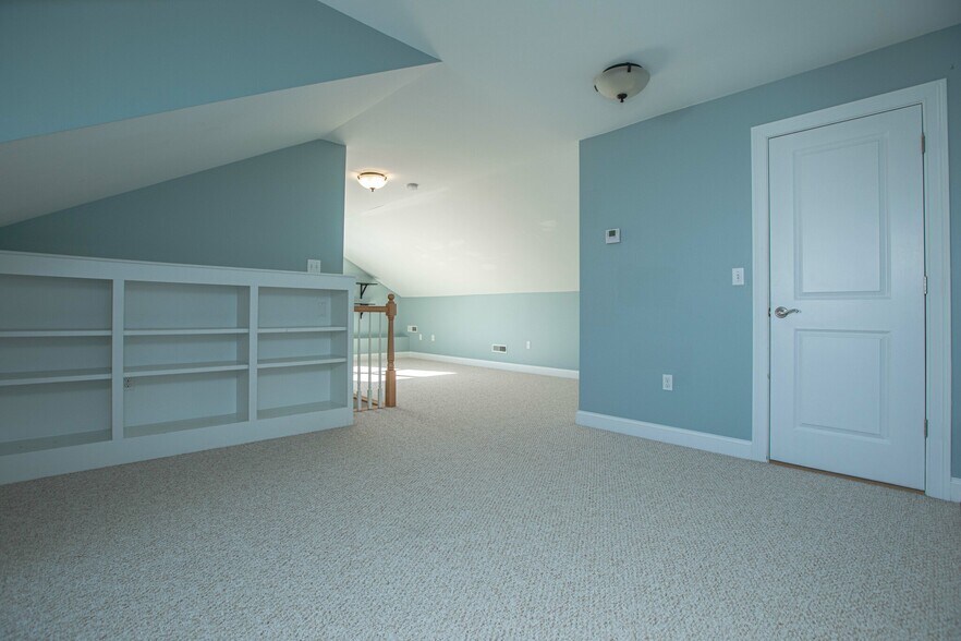 Building Photo - 8 Summer Hill Cir