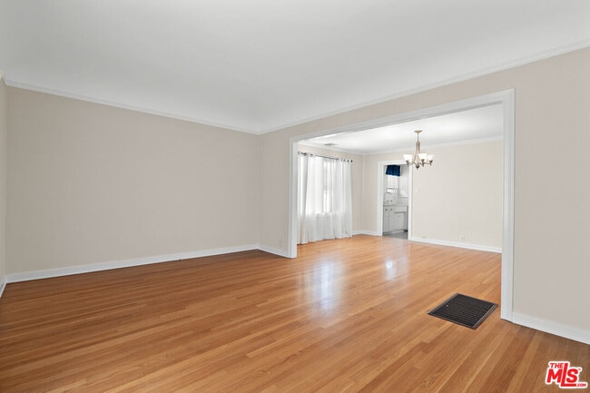 Building Photo - 830 N Orange Dr