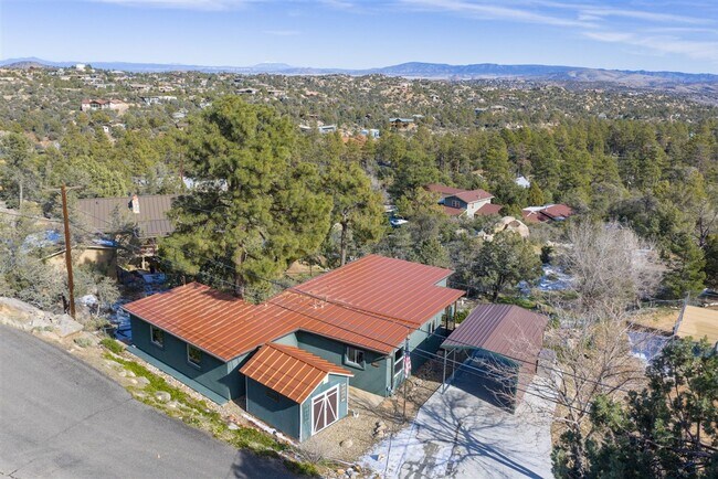 Building Photo - Newly Remodeled 2 Bed, 1 Bath + a Den  Home at The Base of Thumb Butte!