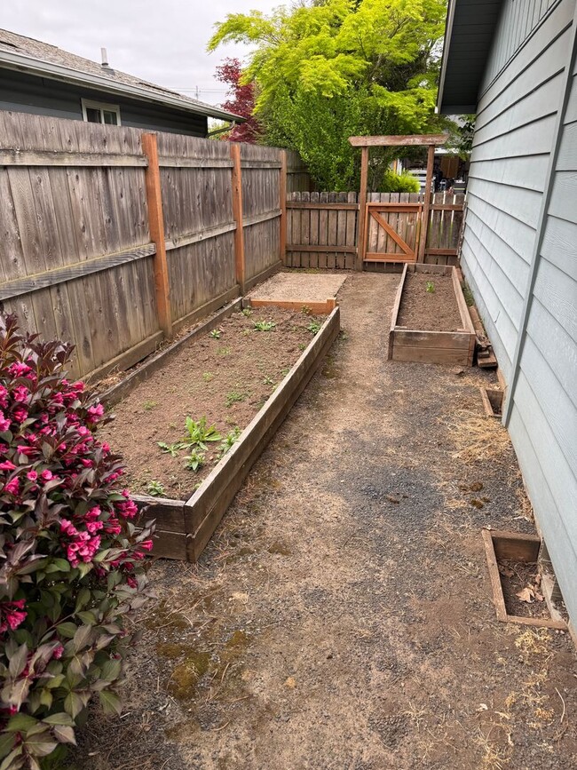 Building Photo - Discover this well-maintained 3-bedroom, 2-bath home in Eugene, OR.
