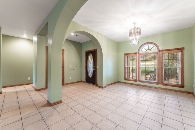 Building Photo - Beautiful spacious 3 bedroom home with a p...