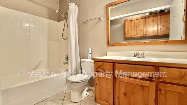 Building Photo - 13904 Cassia St