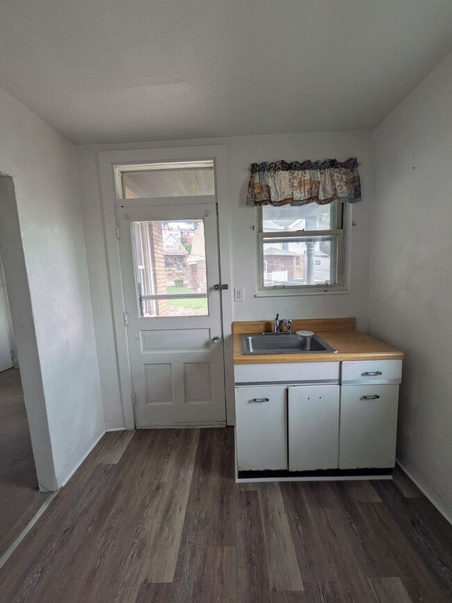 Building Photo - 2 bed 1 bath home with large living room a...