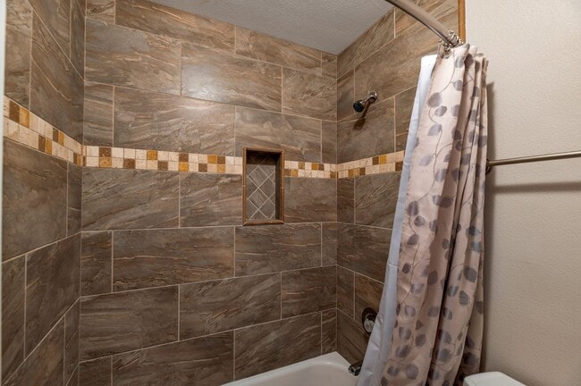 Building Photo - Move-In Ready 1-Bedroom in Scenic Fountain...