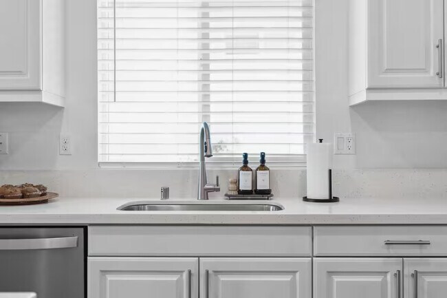 Building Photo - 7906 Montecito Ln