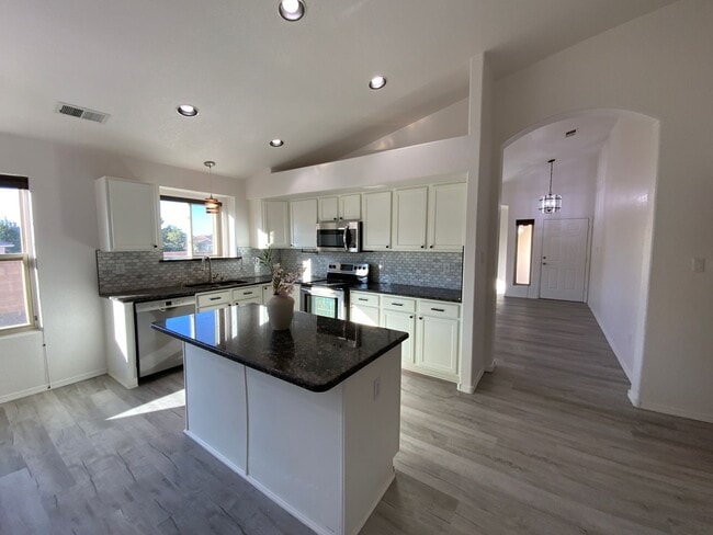 Building Photo - 4 Bedroom Single Story Home Available in C...