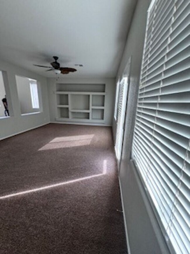 Building Photo - 3Bed/2.5Bath/2Car Residence located in North Las Vegas gated community!