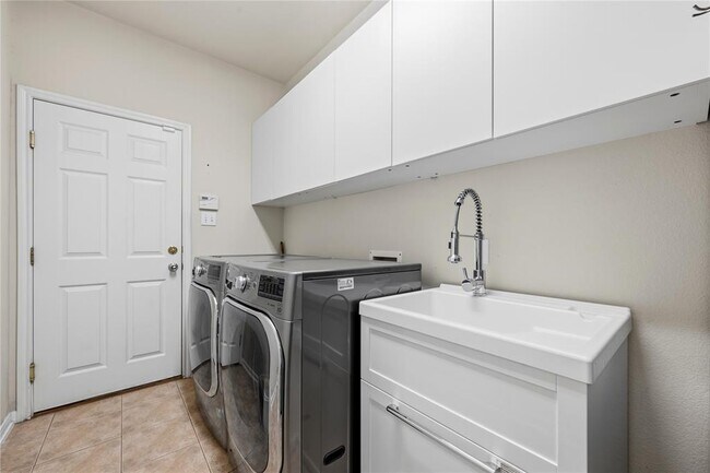 Building Photo - 3013 Covington Pl