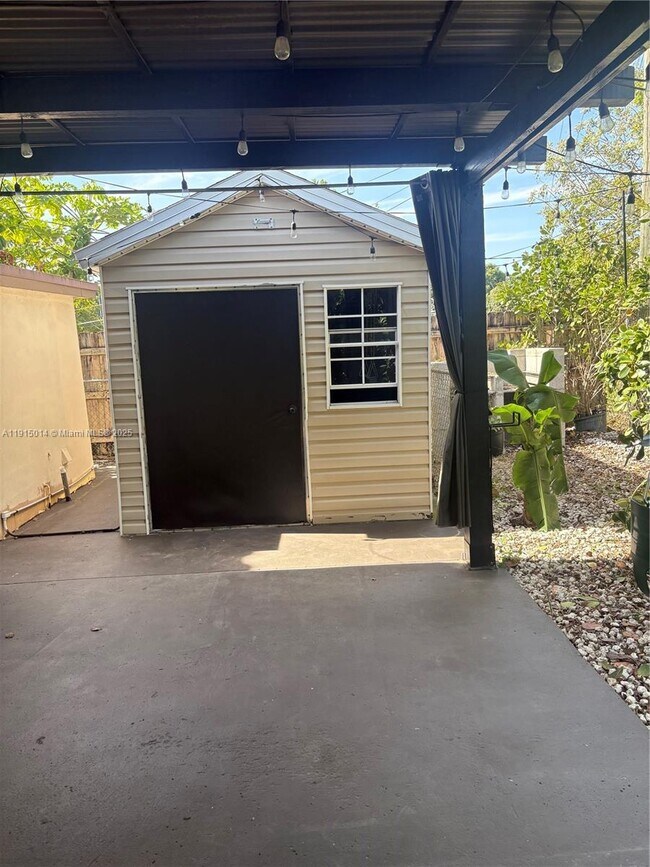 Building Photo - 819 E 26th St