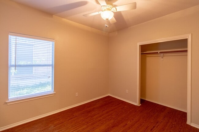 Building Photo - 4 bedroom, 2 bathroom home in South Austin!