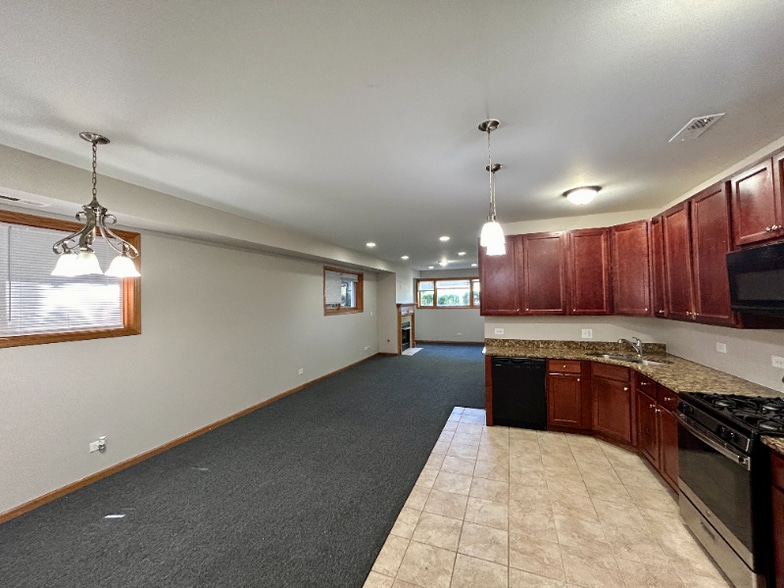Building Photo - 5642 S Prairie Ave