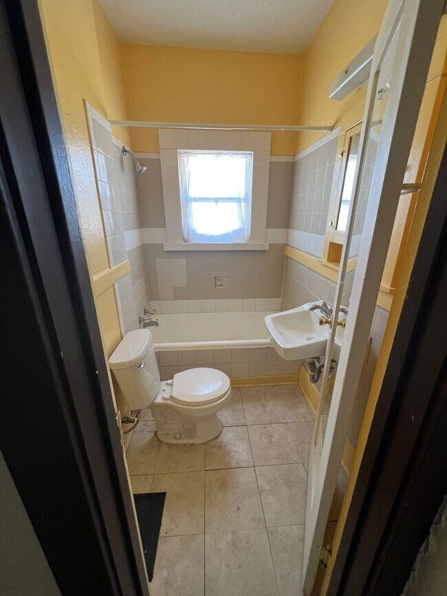 Building Photo - 1516 E 8th St