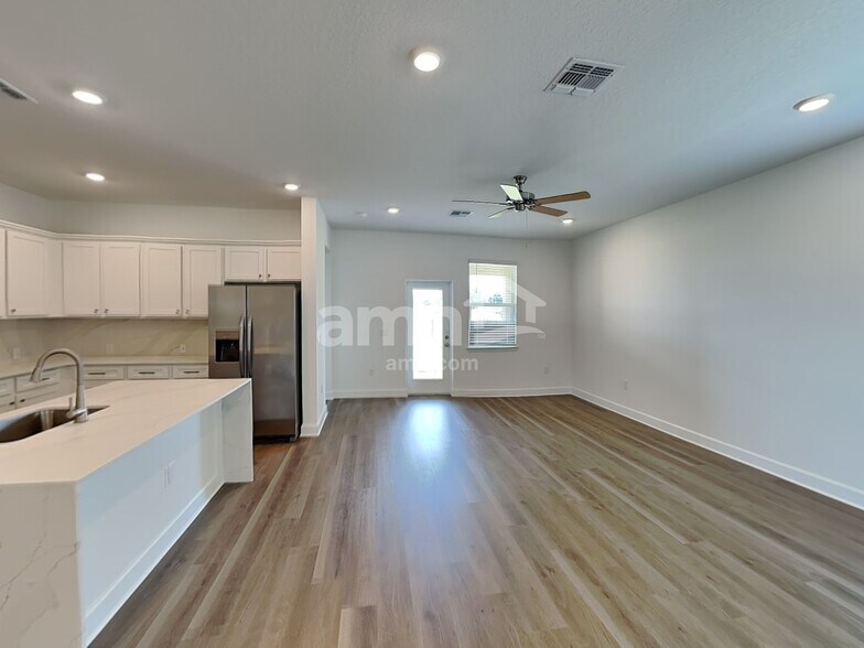 Building Photo - 3011 19th Ave W