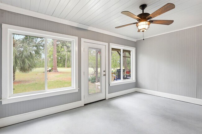 Building Photo - 102 Country Club Villa Dr
