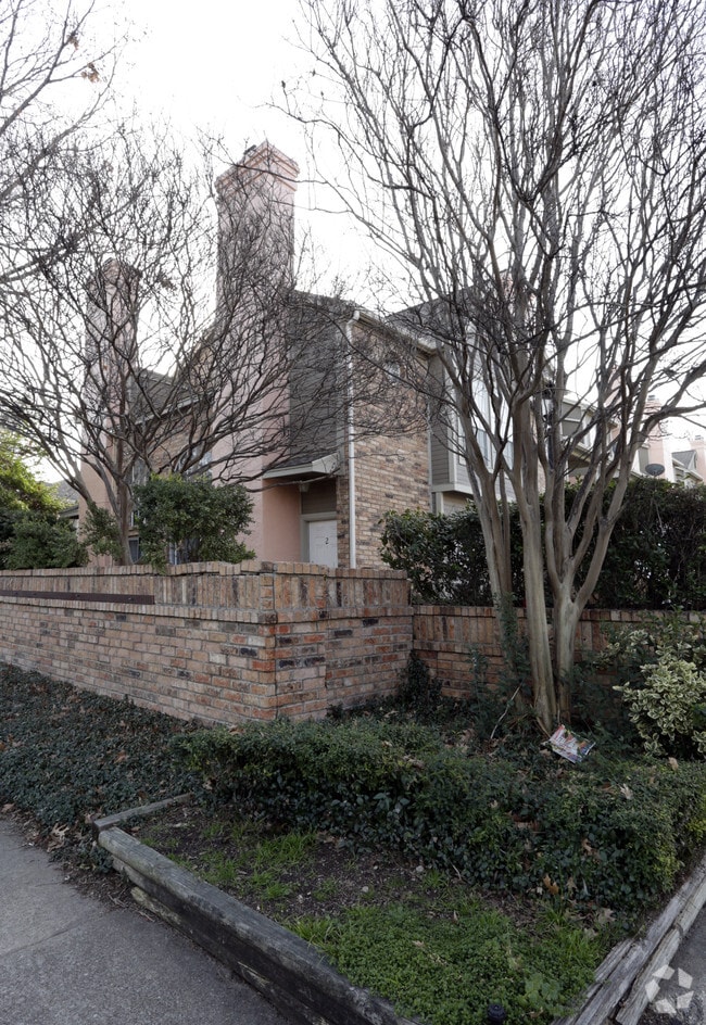 Building Photo - Marquita Carriage Place