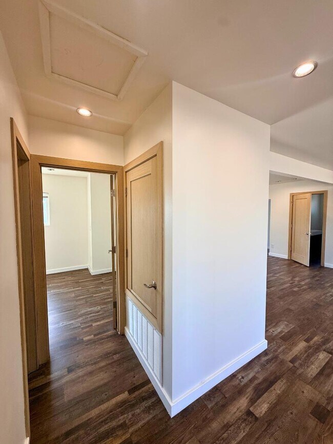 Building Photo - 13851 Santa Ana Ave