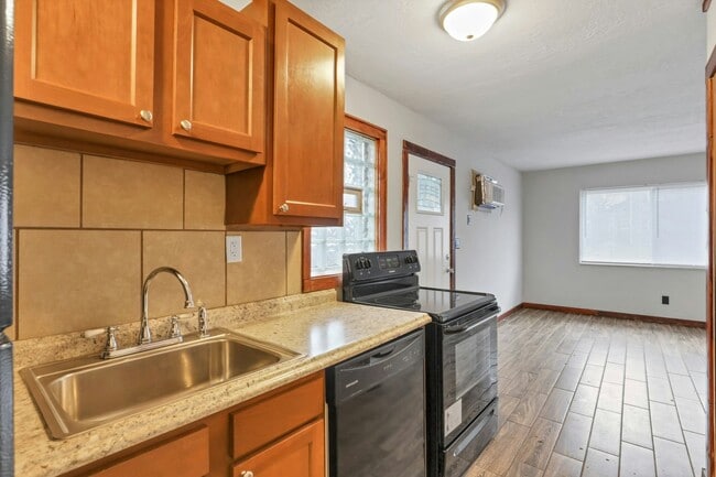 Primary Photo - 454 E 16th Ave