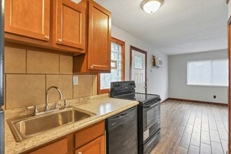 Building Photo - 454 E 16th Ave