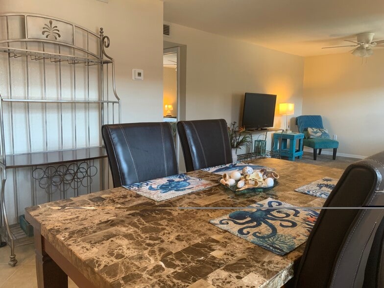 Dining Room - 6100 Gulfport Blvd S