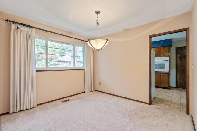 Building Photo - Spacious, well-cared for 4-bdrm/3-bath split-level—Family/laundry rooms, backyard, garage