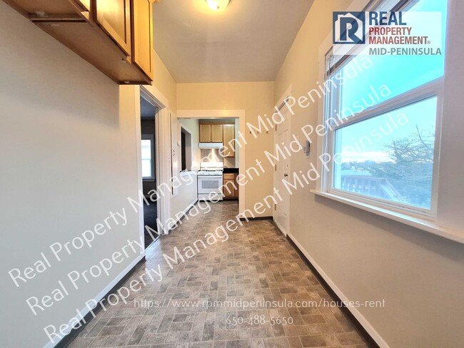 Building Photo - Quiet 1 Bedroom / 1 Bathroom on Top Floor ...
