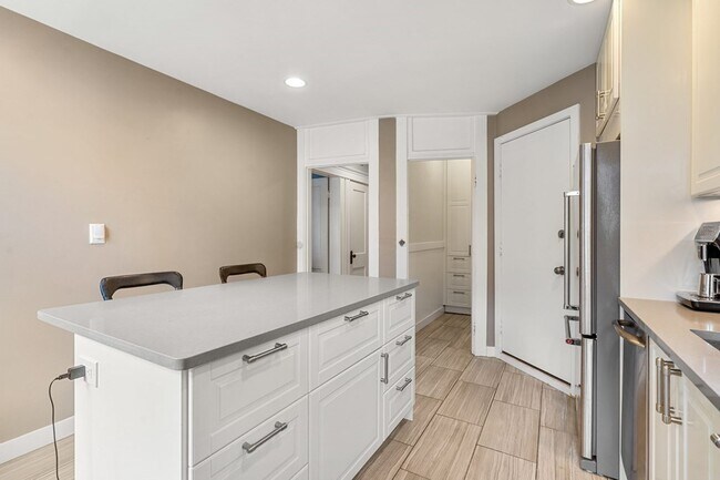 Building Photo - 376 Riverway