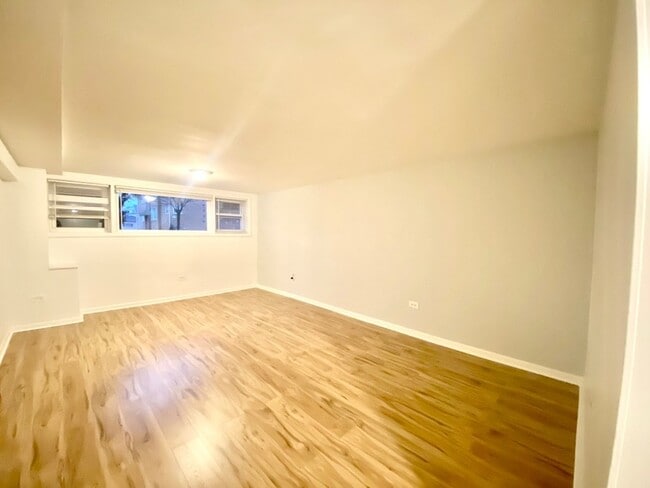 Building Photo - 6231 W Montrose Ave