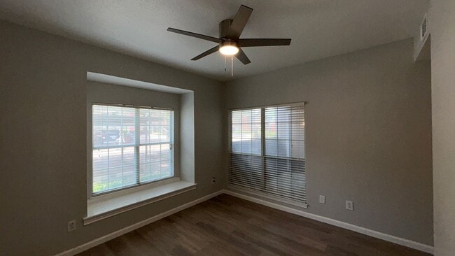 Building Photo - Ready for immediate move in!